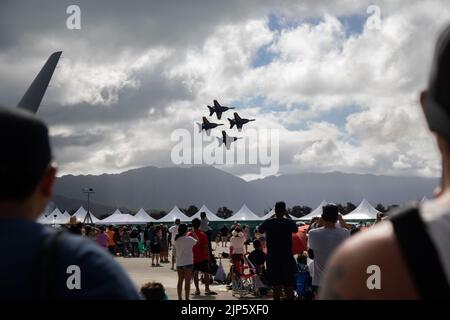 Die Teilnehmer der Flugschau beobachten das US Naval Flight Demonstration Squadron, die Blue Angels, bei der Flugvorführung in F/A-18 Super Hornets während der Kaneohe Bay Air Show 2022, Marine Corps Air Station Kaneohe Bay, Marine Corps Base Hawaii, 13. August 2022. Die Blue Angels bestehen aus sechs F/A-18 Super Hornets und einem C-130J Hercules, die Kunstflug in den Vereinigten Staaten durchführen. Die Kaneohe Bay Air Show, die Luftaufführungen, statische Displays, Demonstrationen und Händler beinhaltete, wurde entwickelt, um die Wertschätzung der MCBH für die Bewohner von Hawaii und ihre anhaltende Unterstützung für auszudrücken Stockfoto