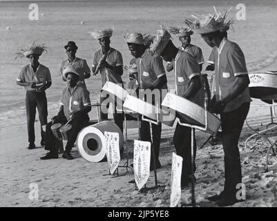 Schwarz-Weiß-Fotografie einer karibischen Stahlband, die am Strand in Trinidad und Tobago, Westindien, auftrat Stockfoto