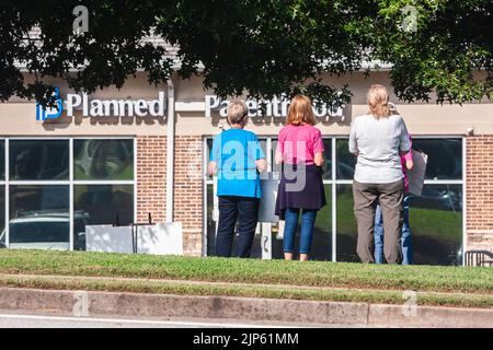 LAWRENCEVILLE, GA - 9. OKTOBER: Weibliche Demonstranten gegen Abtreibung stehen und starren am 9. Oktober 2021 in Lawrenceville in eine geplante Kinderklinik. Stockfoto