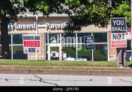 LAWRENCEVILLE, GA: Eine Person hält am 9. Oktober 2021 in Lawrenceville, GA, ein Pro-Life-Zeichen vor einer geplanten Kinderklinik. Stockfoto