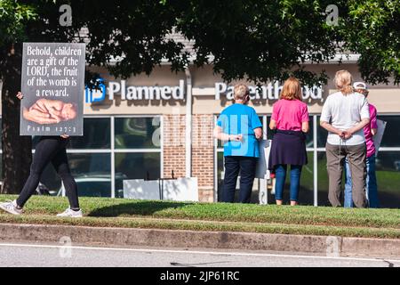 LAWRENCEVILLE, GA: Mehrere Frauen gegen Abtreibung stehen und grellen am 9. Oktober 2021 vor einer geplanten Kinderklinik. Stockfoto