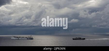 Das Militärschiff USNS Mercy (T-AH 19) und das gemeinsame Hochgeschwindigkeitsschiff USNS Millinocket (JHSV 3) nehmen an der Pacific Partnership 2015 150527 Teil Stockfoto