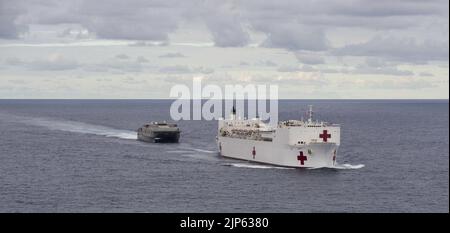 Das Militärschiff USNS Mercy (T-AH 19) und das gemeinsame Hochgeschwindigkeitsschiff USNS Millinocket (JHSV 3) nehmen an der Pacific Partnership 2015 150527 Teil Stockfoto