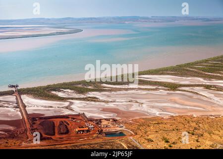 Eisenerzverladeanlage im Hafen von Wyndham am Cambridge Gulf, East Kimberley, vom Aussichtspunkt Fiver Rivers, Mount Bastion (325m) Stockfoto