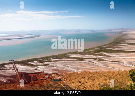 Eisenerzverladeanlage im Hafen von Wyndham am Cambridge Gulf, East Kimberley, vom Aussichtspunkt Fiver Rivers, Mount Bastion (325m) Stockfoto