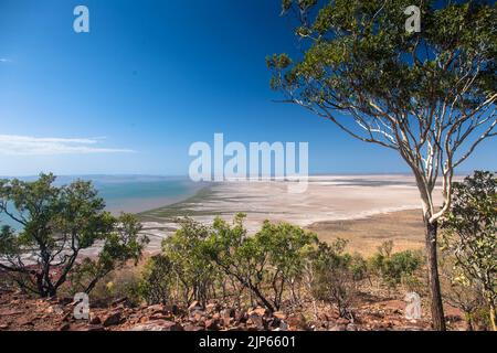 Blick nach Norden über das Wattenmeer des Golfes von Cambridge vom Five-Runs-Aussichtspunkt auf Mount Bastion (325m), Wyndham, East Kimberley Stockfoto