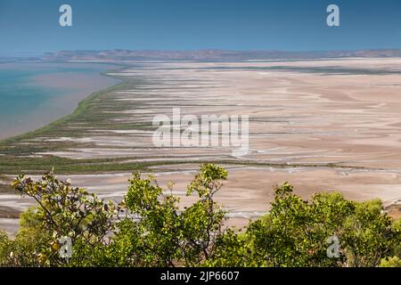 Blick nach Norden über das Wattenmeer des Golfes von Cambridge vom Five-Runs-Aussichtspunkt auf Mount Bastion (325m), Wyndham, East Kimberley Stockfoto