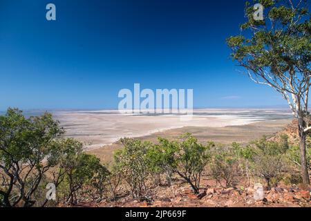 Blick nach Norden über das Wattenmeer des Golfes von Cambridge vom Five-Runs-Aussichtspunkt auf Mount Bastion (325m), Wyndham, East Kimberley Stockfoto