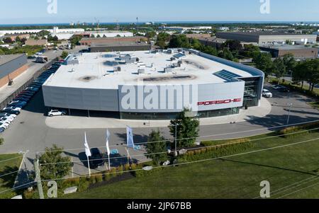 Luftaufnahme der Front eines modernen Porsche-Händlerbetriebs in Kanada. Porsche ist ein deutscher Automobilhersteller von Hochleistungsfahrzeugen. Stockfoto