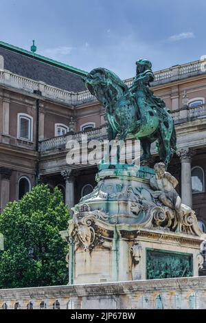 7. Juli 2022, Budapest, Ungarn - Statue des Prinzen Eugen von Savoyen vor der Budaer Burg in Budapest, Ungarn, Europa Stockfoto