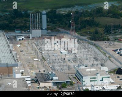 Ein Blick aus der Vogelperspektive auf einen elektrischen Transformator, ein Kraftwerk. An einem sonnigen Tag gesehen. Stockfoto