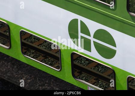 Eine Nahaufnahme des GO Transit-Logos auf einem neuen GO-Zug. GO Transit ist ein regionales öffentliches Nahverkehrssystem, das die Region Toronto bedient. Stockfoto