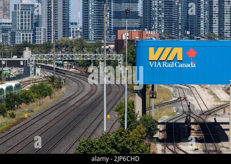 Das VIA Rail Canada-Logo ist auf einer Struktur in einem großen Eisenbahnbahnhof in Toronto zu sehen. Stockfoto