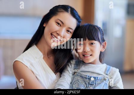 Shes definitiv ein Mummys Mädchen. Porträt einer Mutter und ihrer kleinen Tochter, die sich zu Hause verbinden. Stockfoto