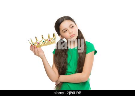 Kind tragen goldene Krone Symbol der Prinzessin. Mädchen träumen Prinzessin werden. Lady niedliche kleine Prinzessin. Königliches Konzept. Entwicklung und Erziehung von Kindern Stockfoto