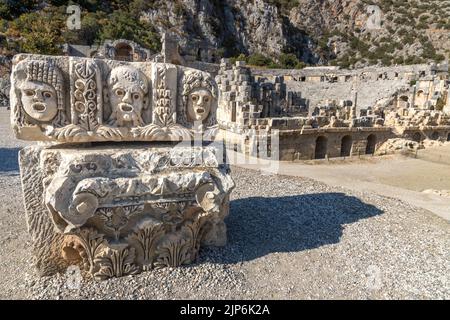 Historische Steingesichter und antikes Theater in der antiken Stadt Myra. Felsgräber Ruinen in der Region Lycia, Demre, Antalya, Türkei. Stockfoto