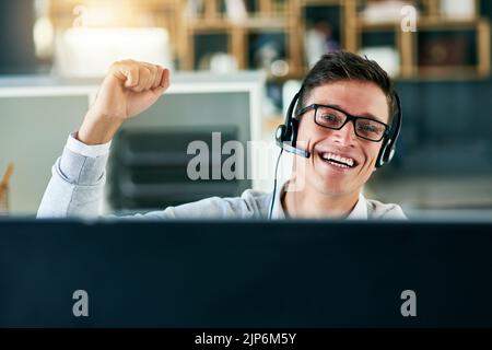 Meine Verkäufe haben sich durch das Dach getrieben. Porträt eines jungen Callcenter-Agenten, der während der Arbeit in einem Büro jubelt. Stockfoto