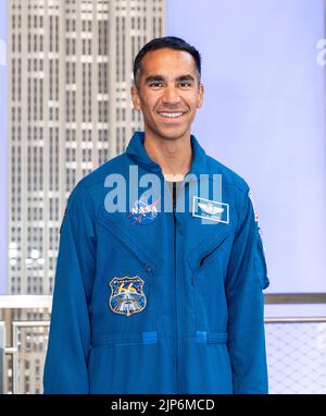 New York, USA. 15. August 2022. Astronaut Raja Chari schloss sich Shankar Mahadevan an, Sängerin und Komponistin besucht das Empire State Building, um den 75.. Jahrestag der Unabhängigkeit Indiens zu feiern. (Foto von Lev Radin/Sipa USA) Quelle: SIPA USA/Alamy Live News Stockfoto