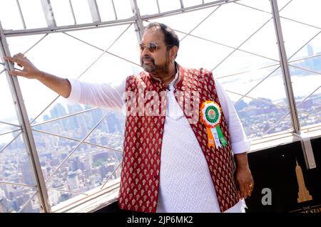 New York, Usa. 15. August 2022. Shankar Mahadevan, der berühmte indische Sänger und Komponist, nimmt an der Feier des India Day Teil, die im Empire State Building in New York City stattfindet. Zu Ehren des India Day werden die Farben des Empire State Building in den Farben der indischen Flagge beleuchtet. Kredit: SOPA Images Limited/Alamy Live Nachrichten Stockfoto