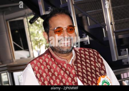 New York, Usa. 15. August 2022. Shankar Mahadevan, der berühmte indische Sänger und Komponist, nimmt an der Feier des India Day Teil, die im Empire State Building in New York City stattfindet. Zu Ehren des India Day werden die Farben des Empire State Building in den Farben der indischen Flagge beleuchtet. (Foto von Efren Landaos/SOPA Images/Sipa USA) Quelle: SIPA USA/Alamy Live News Stockfoto