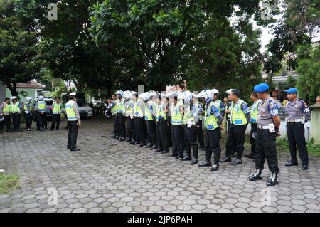 Polizeibeamte aus Yogyakarta, Indonesien, hielten vor einer Massenoperation eine Zeremonie zur Sicherheitskontrolle für Motorradfahrer ab, die auch als „Razia tilang“ bekannt ist. Stockfoto