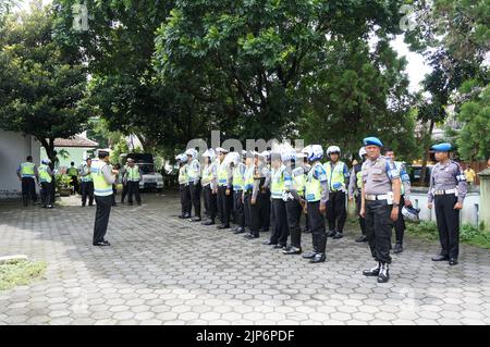 Polizeibeamte aus Yogyakarta, Indonesien, hielten vor einer Massenoperation eine Zeremonie zur Sicherheitskontrolle für Motorradfahrer ab, die auch als „Razia tilang“ bekannt ist. Stockfoto