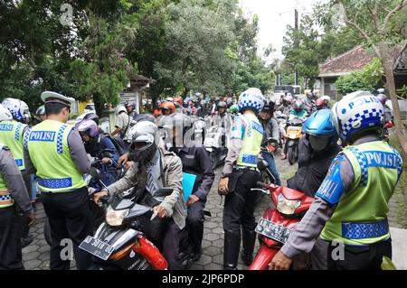 Polizeibeamte aus Yogyakarta, Indonesien, hielten Massenoperation zur Dokument- und Sicherheitskontrolle für Motorradfahrer oder bekannt als „Razia tilang“ ab. Stockfoto