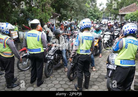 Polizeibeamte aus Yogyakarta, Indonesien, hielten Massenoperation zur Dokument- und Sicherheitskontrolle für Motorradfahrer oder bekannt als „Razia tilang“ ab. Stockfoto