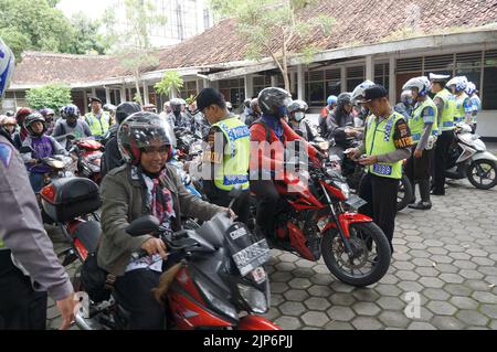 Polizeibeamte aus Yogyakarta, Indonesien, hielten Massenoperation zur Dokument- und Sicherheitskontrolle für Motorradfahrer oder bekannt als „Razia tilang“ ab. Stockfoto