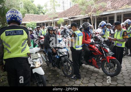 Polizeibeamte aus Yogyakarta, Indonesien, hielten Massenoperation zur Dokument- und Sicherheitskontrolle für Motorradfahrer oder bekannt als „Razia tilang“ ab. Stockfoto