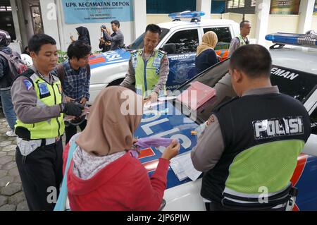 Polizeibeamte aus Yogyakarta, Indonesien, hielten Massenoperation zur Dokument- und Sicherheitskontrolle für Motorradfahrer oder bekannt als „Razia tilang“ ab. Stockfoto