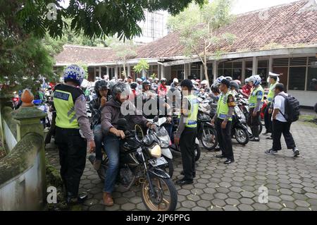 Polizeibeamte aus Yogyakarta, Indonesien, hielten Massenoperation zur Dokument- und Sicherheitskontrolle für Motorradfahrer oder bekannt als „Razia tilang“ ab. Stockfoto