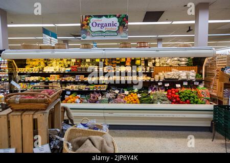 Frisches Bio-Gemüse wird in einem Merchandiser auf der 3 river Food Co-op Natural Grocery & Deli in Fort Wayne, Indiana, USA, ausgestellt. Stockfoto