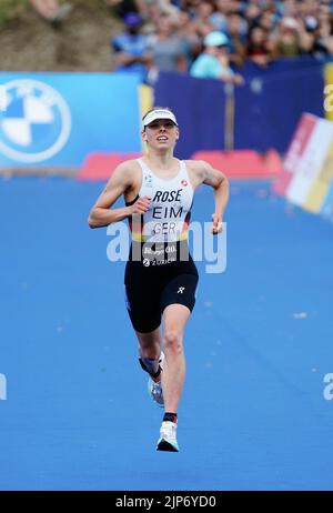 Nina EIM (GER) landet bei den Triathlon-Frauen während der Europameisterschaft 2022 am 12. August 2022 in München, Deutschland Foto von SCS/Soenar Chamid/AFLO (HOLLAND OUT) Stockfoto