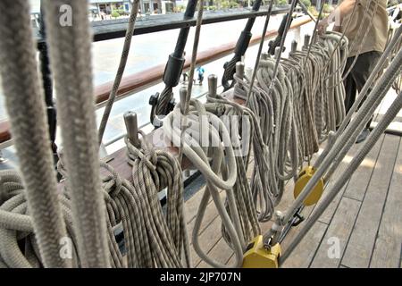 Ein Blick auf die Bootsseile auf dem indonesischen Hochschiff KRI Dewaruci (Dewa Ruci), da der Barquentin-Schoner für öffentliche Besucher am Kolinlamil-Hafen in Tanjung Priok, Nord-Jakarta, Jakarta, Indonesien, geöffnet wird. Stockfoto