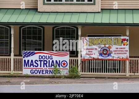 Catawissa, Usa. 15. August 2022. Ein großes Schild zur Unterstützung von Doug Mastriano für den Gouverneur von Pennsylvania ist auf einem leeren Gebäude zu sehen. Kredit: SOPA Images Limited/Alamy Live Nachrichten Stockfoto
