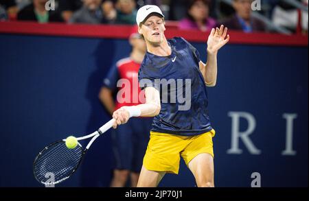 Der Italiener Jannik SINNER trifft einen Schuss während der National Bank Open am 11. August 2022 im Stade IGA in Montreal, Kanada. Kredit: Mathieu Belanger/AFLO/Alamy Live Nachrichten Stockfoto