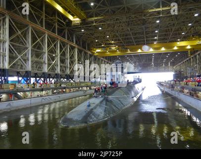 Das U-Boot USS Tennessee (SSBN 734) der Ohio-Klasse mit ballistischen Raketen tritt für eine längere Refit-Periode (ERP) in die Trident Refit Facility, Kings Bay, Georgia, ein. (50908318361) Stockfoto