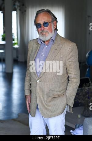 Berlin, Deutschland. 08. August 2022. Der Musiker und Schauspieler Friedrich Liechtenstein steht während eines Interviews in seiner Wohnung in Mitte. Quelle: Jens Kalaene/dpa/Alamy Live News Stockfoto