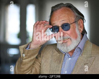 Berlin, Deutschland. 08. August 2022. Musiker und Schauspieler Friedrich Liechtenstein bei einem Interview in seiner Wohnung in Mitte. (To dpa 'Friedrich Liechtenstein kauft Dinge, die verschwinden') Quelle: Jens Kalaene/dpa/Alamy Live News Stockfoto