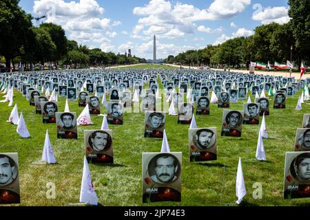 Washington, DC, USA. 12. August 2022. Eine Fotoausstellung vor dem Kapitol erinnert an die Opfer des Massakers des Iran von 1988 an Tausenden von politischen Gefangenen sowie an Demonstranten, die 2019 ermordet wurden. Der Gastgeber, die Organisation der Iranischen Amerikanischen Gemeinschaften, behauptet, Raisi sei für Menschenrechtsverletzungen während beider Ereignisse verantwortlich und fordert die USA auf, ihm die Einreise zur jährlichen Generalversammlung der Vereinten Nationen im September zu verweigern. (Bild: © Allison Bailey/SOPA Images via ZUMA Press Wire) Stockfoto