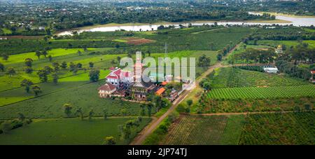 Luftaufnahme einer alten Pagode in der Mitte eines Grünteefeldes in der Stadt Pleiku, Provinz Gia Lai, Vietnam Stockfoto