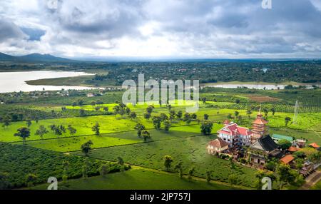 Luftaufnahme einer alten Pagode in der Mitte eines Grünteefeldes in der Stadt Pleiku, Provinz Gia Lai, Vietnam Stockfoto