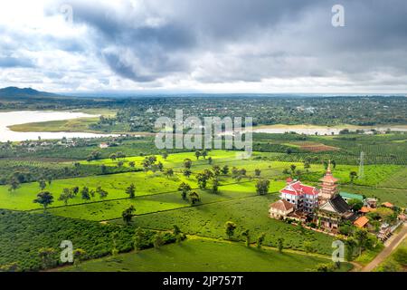 Luftaufnahme einer alten Pagode in der Mitte eines Grünteefeldes in der Stadt Pleiku, Provinz Gia Lai, Vietnam Stockfoto