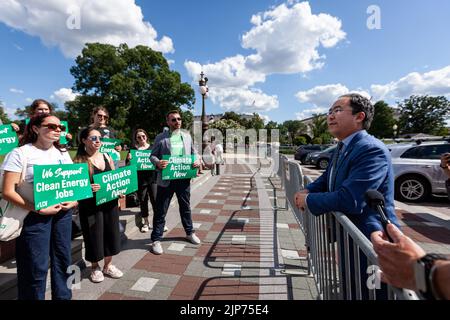 Washington, DC, USA. 12. August 2022. Der Repräsentant Andy Kim (NJ) spricht mit Klimaaktivisten, bevor er im Repräsentantenhaus über das Inflationsreduktionsgesetz abstimmen wird. Das Repräsentantenhaus kam in der Augustpause erneut zu einer Sondersitzung zusammen, um über die vom Senat verabschiedete Fassung des Inflationsminderungsgesetzes abzustimmen. Der Gesetzentwurf wurde mit einer Parteiwahl von 220 zu 207 verabschiedet; alle Republikaner im Repräsentantenhaus stimmten gegen das Gesetz. Der Gesetzentwurf behandelt viele demokratische Prioritäten, darunter Anreize für saubere Energie, die Schaffung von Arbeitsplätzen und niedrigere Gesundheitskosten. (Bild: © Allison Bailey/S Stockfoto