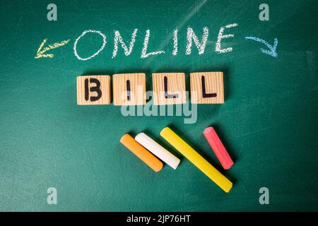 Online-Rechnung. Text aus Holzbuchstaben auf einem grünen Brett. Stockfoto