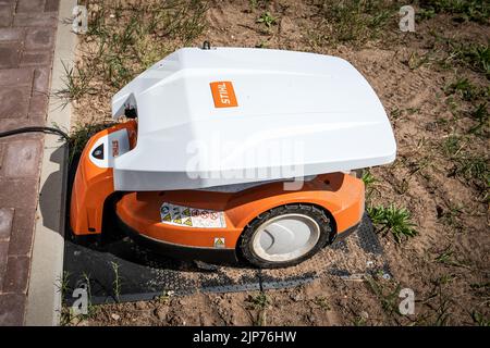 Riga, Lettland - August 7 ,2022 : iMow Mähroboter und Ladestation von Stihl. Stockfoto