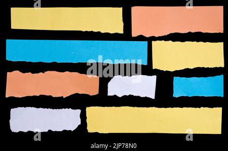 Farbe zerrissenes Papier auf schwarzem Hintergrund Stockfoto