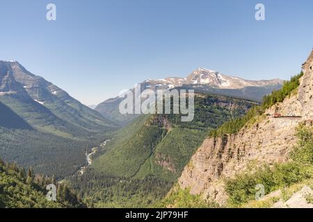 An einem sonnigen Sommertag bietet sich im Glacier-Nationalpark in Montana eine atemberaubende Aussicht auf die „Road to the Sun“. Stockfoto