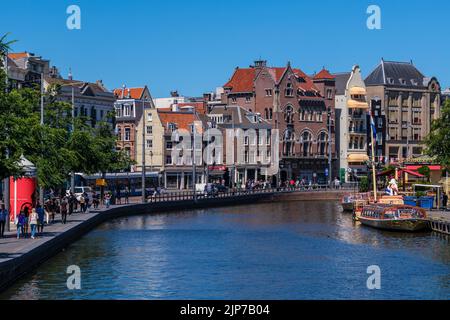 Amsterdam, Niederlande - 21. Juni 2022: Gesamtansicht des Rokin-Kanals Stockfoto